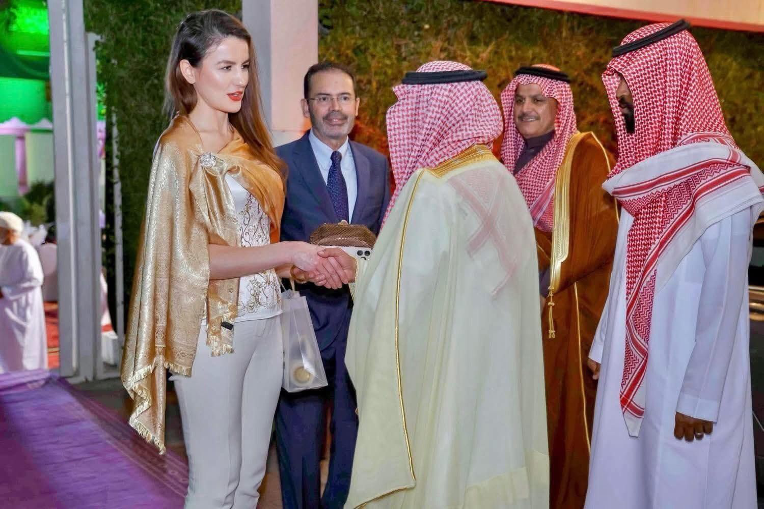 انتقادات لسفيرة أوكرانيا في عمان بسبب ملابسها خلال إفطار بالسفارة السعودية